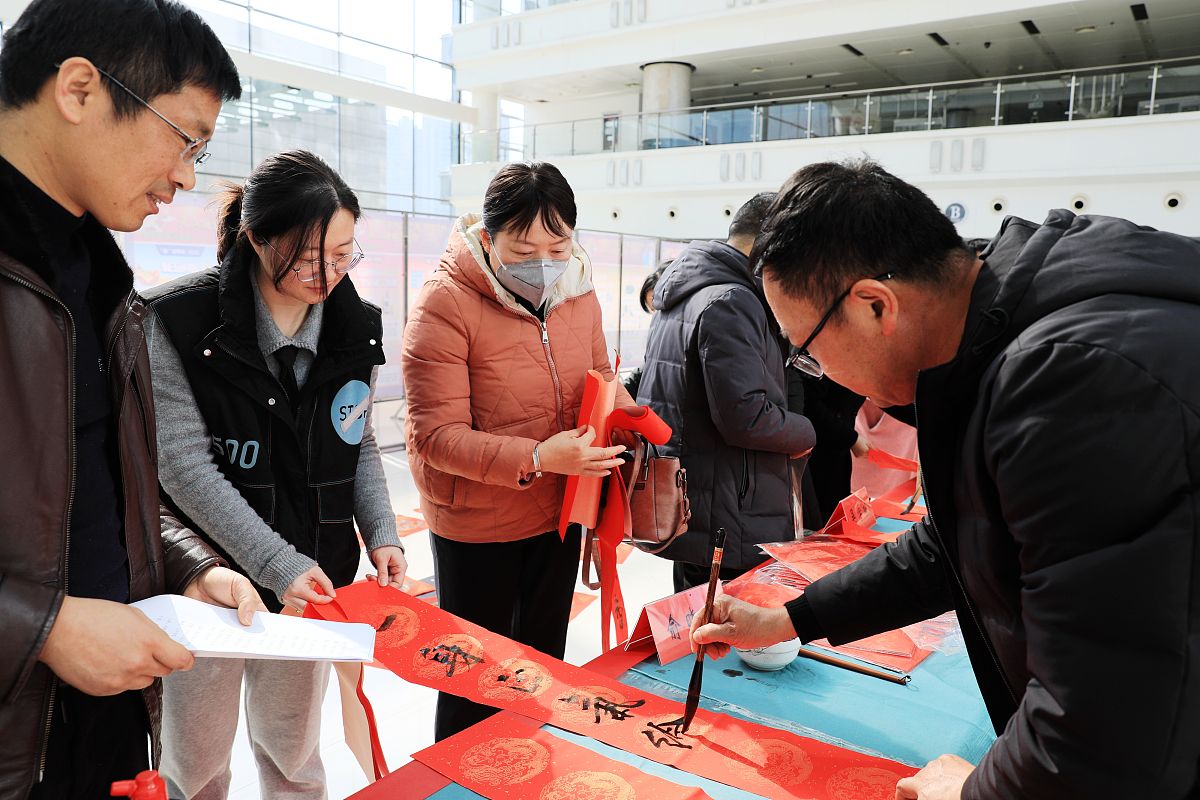 2021年2月7日,江苏南通,书法家在如皋市行政中心为机关党员干部书写廉
