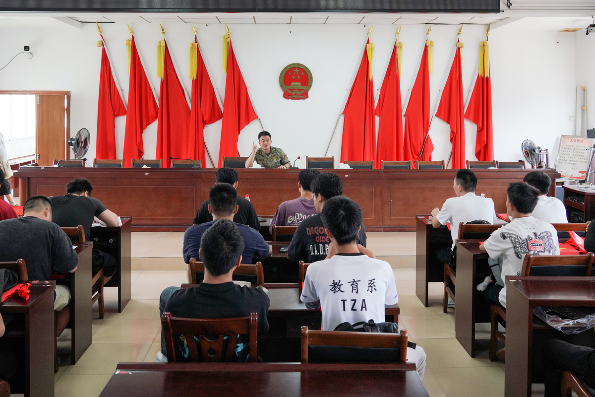 同志们：万盈镇第十四届人民代表大会第二次会议即将隆重开幕这是全镇人民政治生活中的一件大事。刚才周瑾同志通报了本次会议的筹备情况和会议议程强调了一些注意事项。在前期的精心筹备下大会的各项准备工作已经基本就绪。今天召开各代表团的召集人会议主要是统一思想、明确任务确保大会的各项议程顺利进行。 要求： 仿写字数160字
