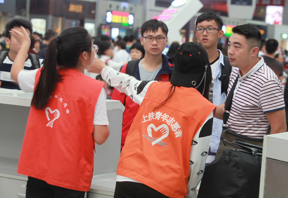 2016年10月6日,志愿者在铁路上海虹桥站为出行的旅客提供便民咨询服务