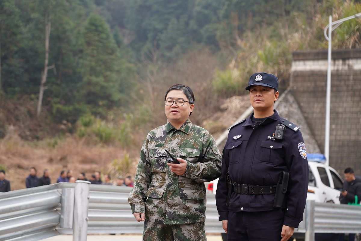 比较公安指挥员和一般民警在知识结构、指挥能力、身心素质方面的差异知识结构：公安指挥员需要有更广泛、深入的专业知识如法律、政治、管理、危机处理等方面的知识以便更好地指挥管理警务工作。一般民警则主要掌握基础警务技能和法律知识。指挥能力：公安指挥员必须具备较高的指挥决策能力和判断能力能够快速分析并处理各种突发情况确保警务工作的有效开展。一般民警则更多是执行指挥员的指令不需要具备如此高的指挥能力。身心素质