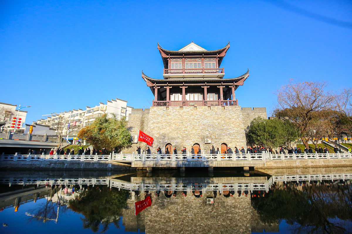 2021年1月1日,江苏省如皋市,健步走爱好者沿着"提档升级"后的内外城河