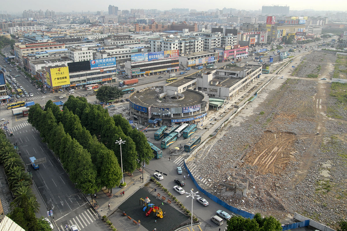 2009年6月17日,广东省东莞市,城市进行产业升级,原有的厂房拆除.