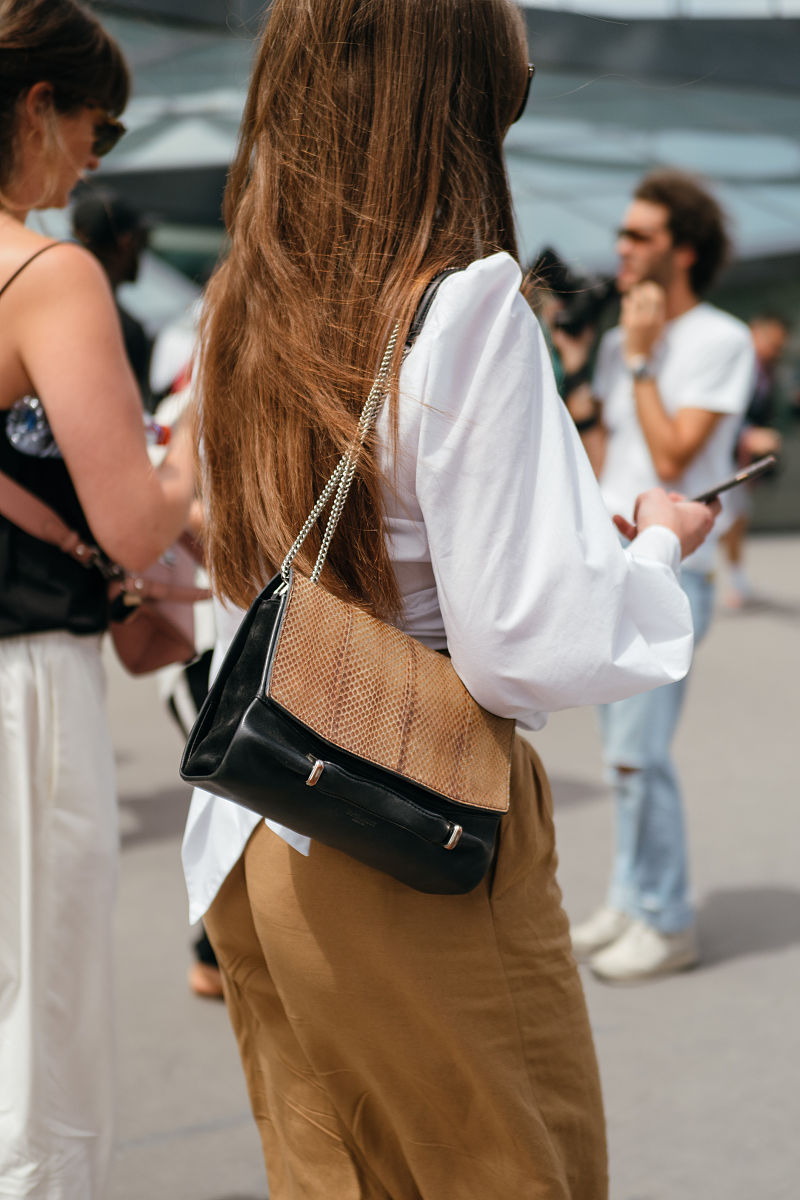 简化以下文字：Labo将在深圳开设门店Burberry中国第一财季收入大涨46Burberry日前发布第一财季初步业绩数据在截至7月1日的三个月内其销售额同比大涨18主要得益于中国市场46的强劲增长推动除中国外的全球业务增长11其中EMEIA增长17南亚太地区大涨39日本也录得44的显著增幅。爱马仕铂金包缪斯Jane Birkin去世据法国文化部消息著名演员、歌手兼创作家Jane Birkin于7