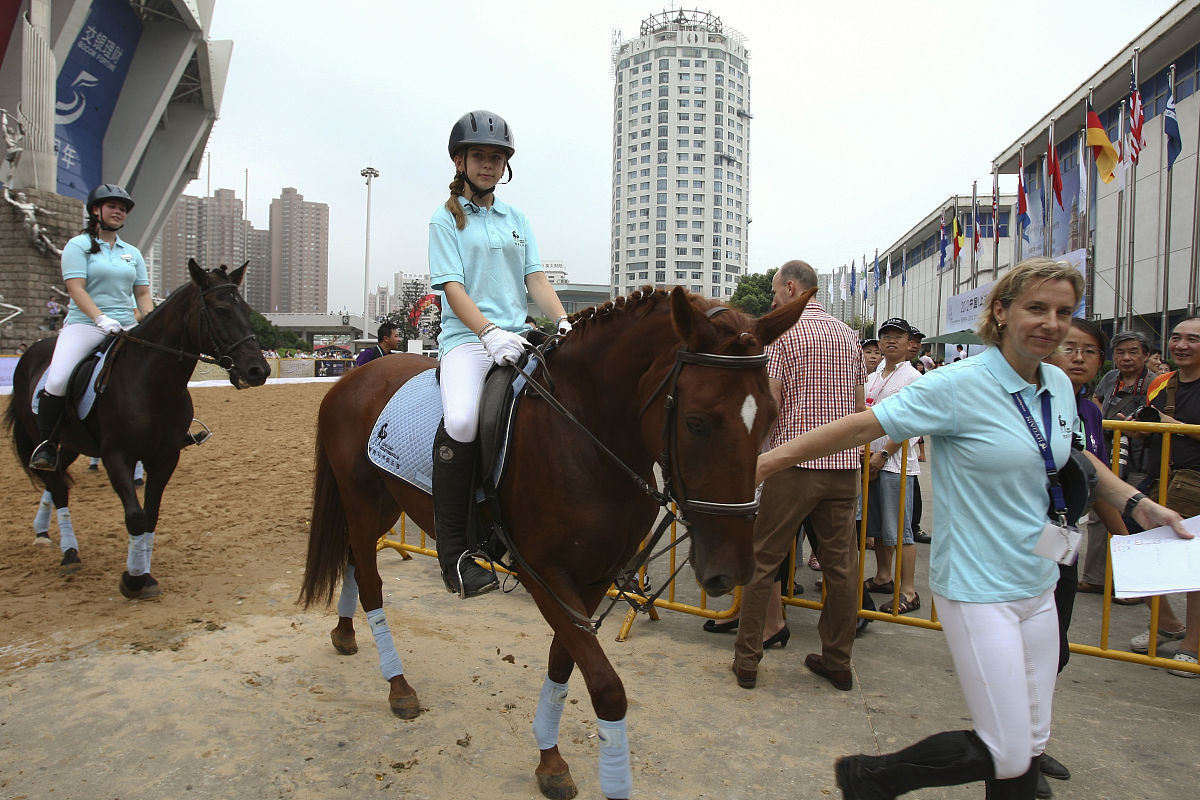 将文段扩写成一片篇300-500的文章：本研究的目的是通过拍摄新疆原生态马术文化和广州英式马术俱乐部文化的对比让大众更加了解中国马术文化拉近马术运动与大众的距离。研究内容包括马术人物的日常生活、马术运动的魅力和马术运动在中国的发展现状等方面。采用真实为核心的方法通过多镜头的叙述和截然不同的文化碰撞加深人们对于马术运动的了解。研究成果是通过新媒体的方式呈现出一档关于马术运动文化的节目让观众更加深入地