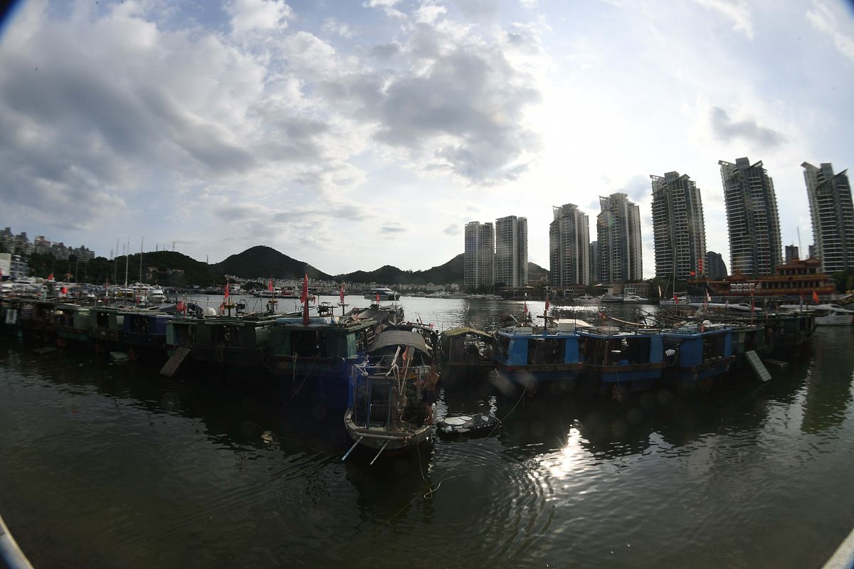 2020年9月16日,海南三亚,台风"红霞"生成 ,三亚上空乌云密布.