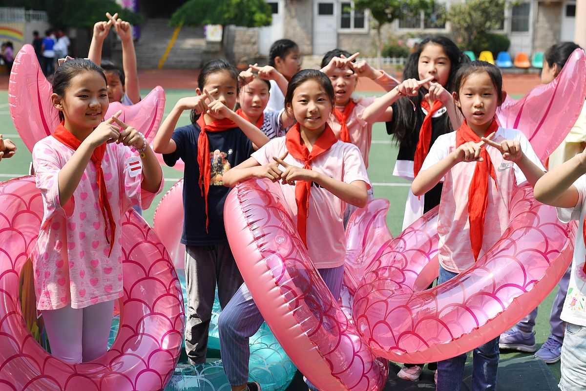 为切实增强家长的防溺水安全意识引导家长时刻绷紧安全弦做好孩子暑期防溺水安全教育履行好监管责任6月28日石牌镇小学分班召开了快乐暑假 安全第一专题家长会。织家长学习《钟祥市中小学学生防溺水安全明白卡》《共同防范青少年学生溺水倡议书》