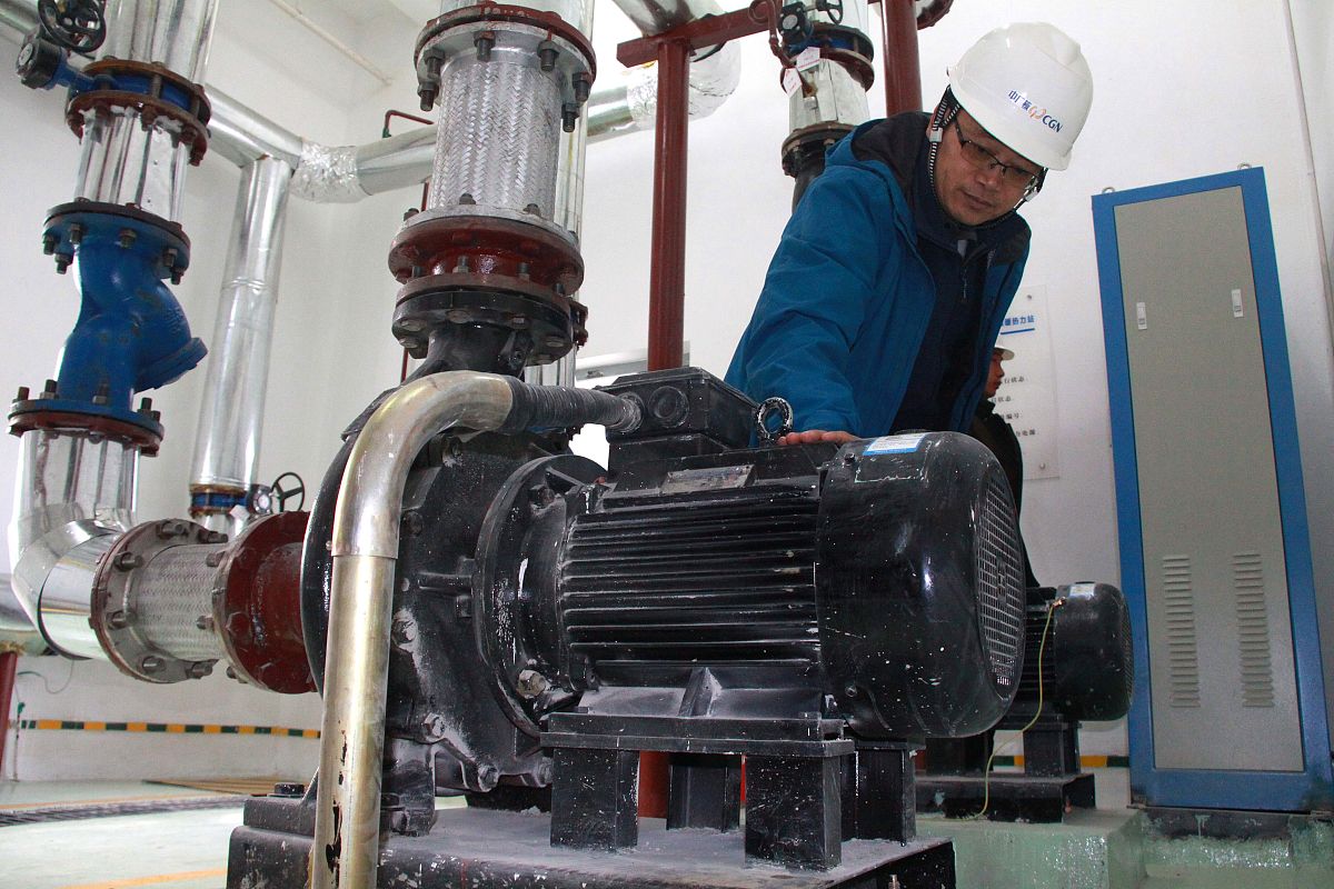 新装或大修后的离心泵怎样正确起动1 确保离心泵的各个部件都已经安装好并且连接紧密。2 检查离心泵的电源确保电源符合离心泵的要求。3 打开离心泵的进水阀门并且关闭出水阀门。4 开始启动离心泵并且观察离心泵的运行情况。5 确认离心泵的运行情况正常后逐渐打开出水阀门直到达到所需的流量。6 检查离心泵的运行情况包括温度、压力、振动等指标确保离心泵的正常运行。7 在离心泵运行过程中定期检查离心泵的各个部件及