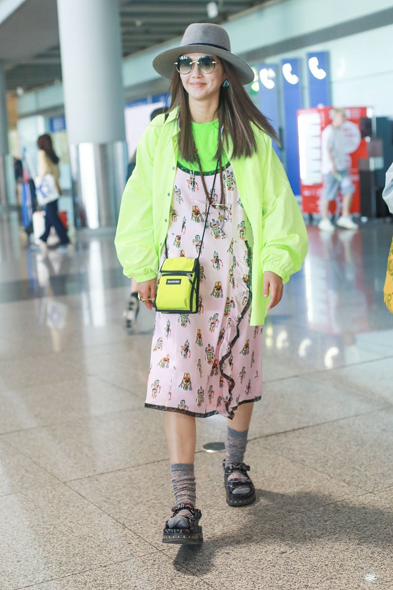 帮我写六十条二百字左右的抖音短视频口播内容文案跟买衣服或者卖衣服有关内容可以涉及短袖短裤连衣裙防晒衣裤子鞋子等服饰类相关内容