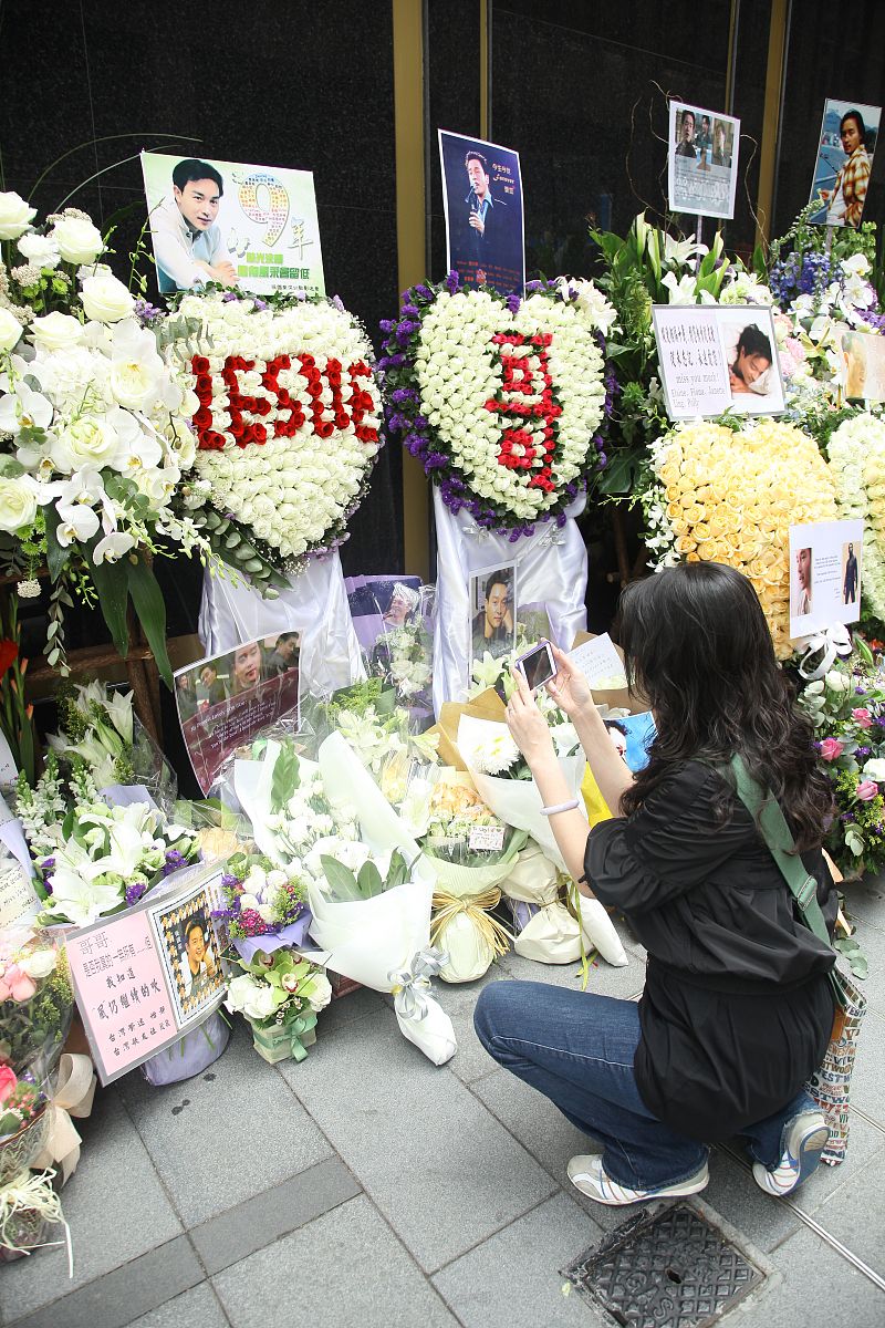 2012年4月1日,香港,张国荣逝世9周年,歌迷赶往张国荣出事酒店祭奠.+++