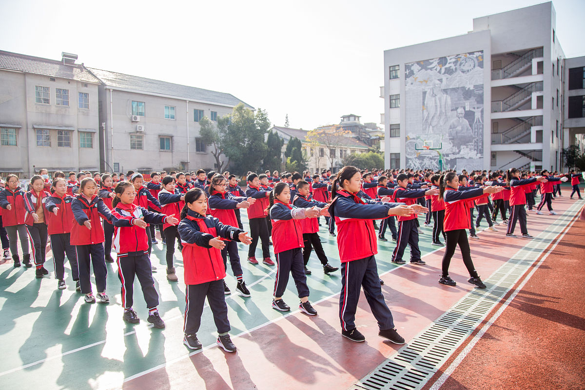 2020年12月22日,浙江省湖州市长兴县第四小学的学生正在进行广播体操