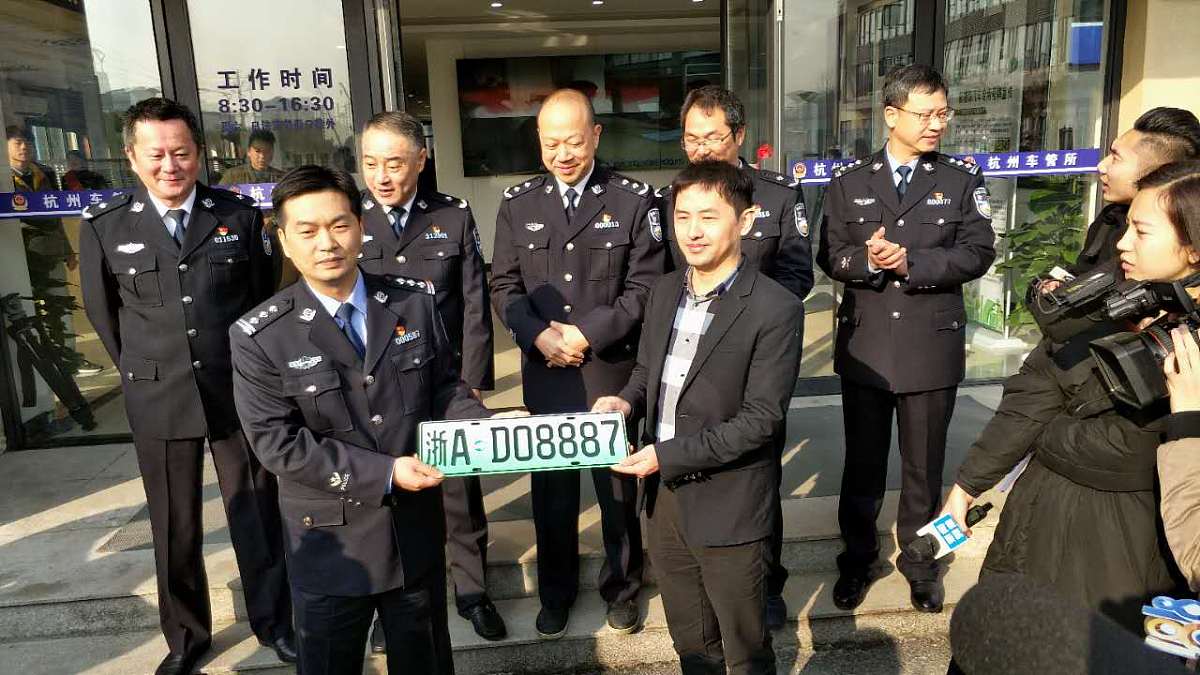 为进一步加强公安机关户政窗口的工作建设不断提高户籍管理水平和户政窗口工作质量构建新时代和谐的警民关系给居民提供便利、高效、安全的户籍管理和证件办理服务保障公民的合法权益维护社会治安和秩序宝鸡市公安局渭滨分局神农派出所户政窗口做出了很多新的改进和调整。应铁道部门下发的文件要求7月20日后儿童乘车也需携带身份证件。居民误将身份证件与身份证划等号都带孩子前来办理加大了户籍窗口的工作强度。我所以便民利民为