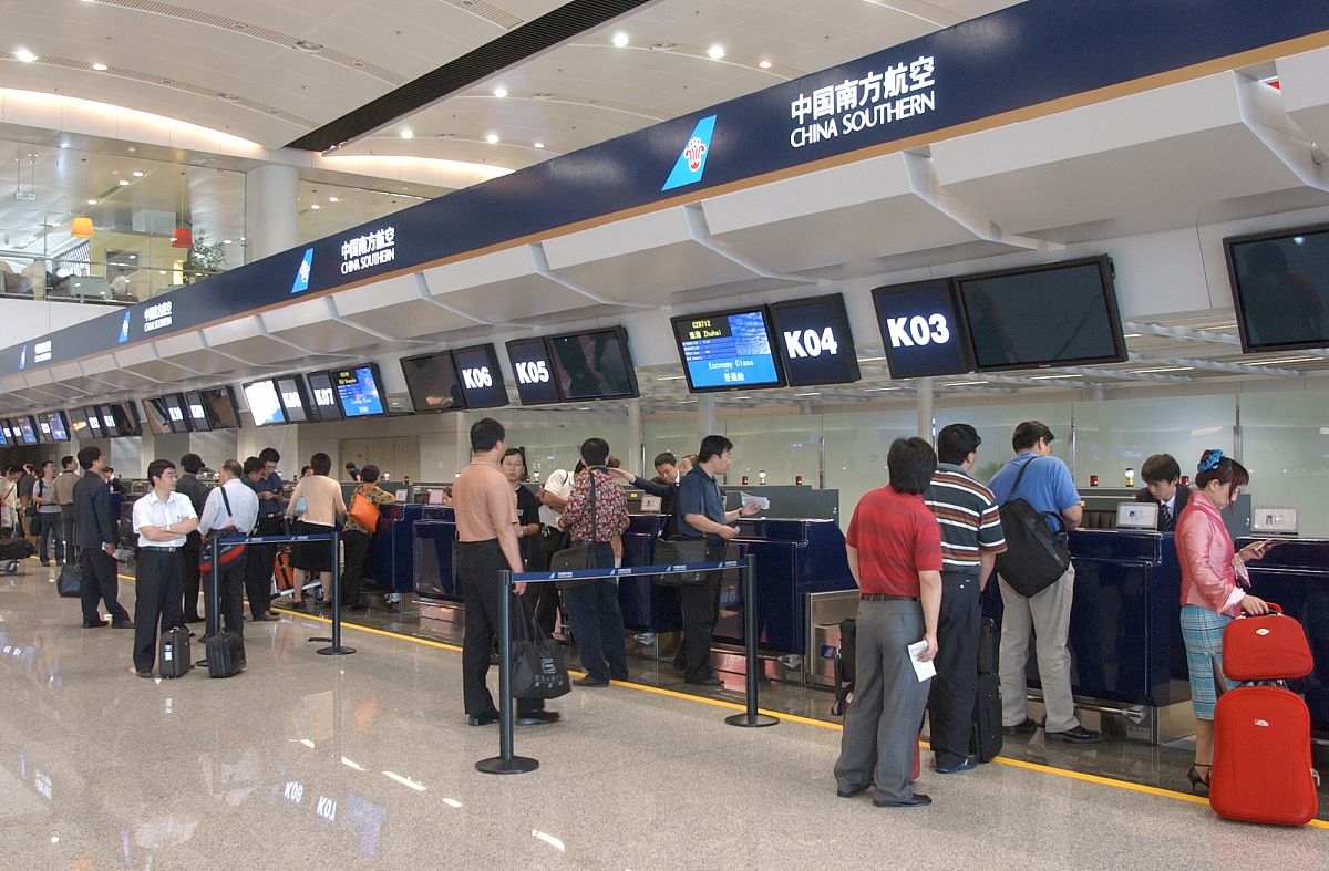 2004年9月20日上午,首都机场股份公司和中国南方航空公司联合举办的一