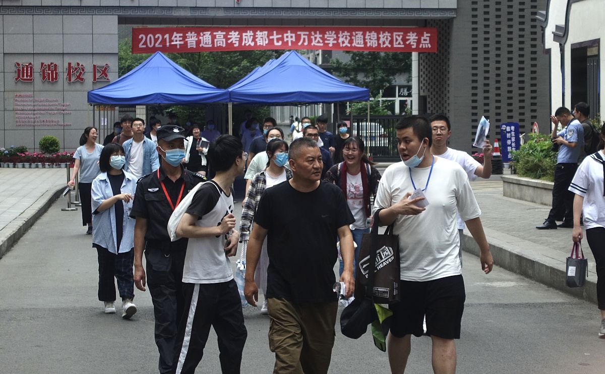 2021年6月8日,全国高考第二天,成都七中万达考点,参加25次高考的"考王