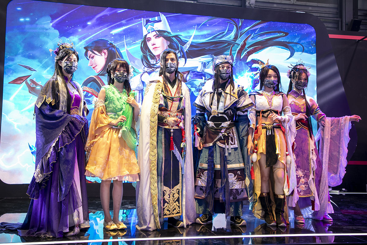 养成游戏仙侠世界有多种职业每种职业需要达到制定的属性值不同职业决定不同结局主角需培养属性以达成结局根据以上信息生成该游戏上述的信息和背景故事及世界观