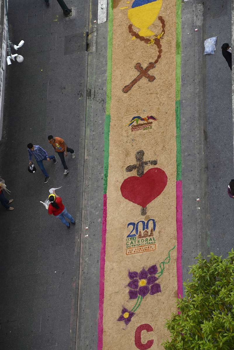 当地时间2015年4月2日,危地马拉首都危地马拉市,市政府雇员和志愿者用