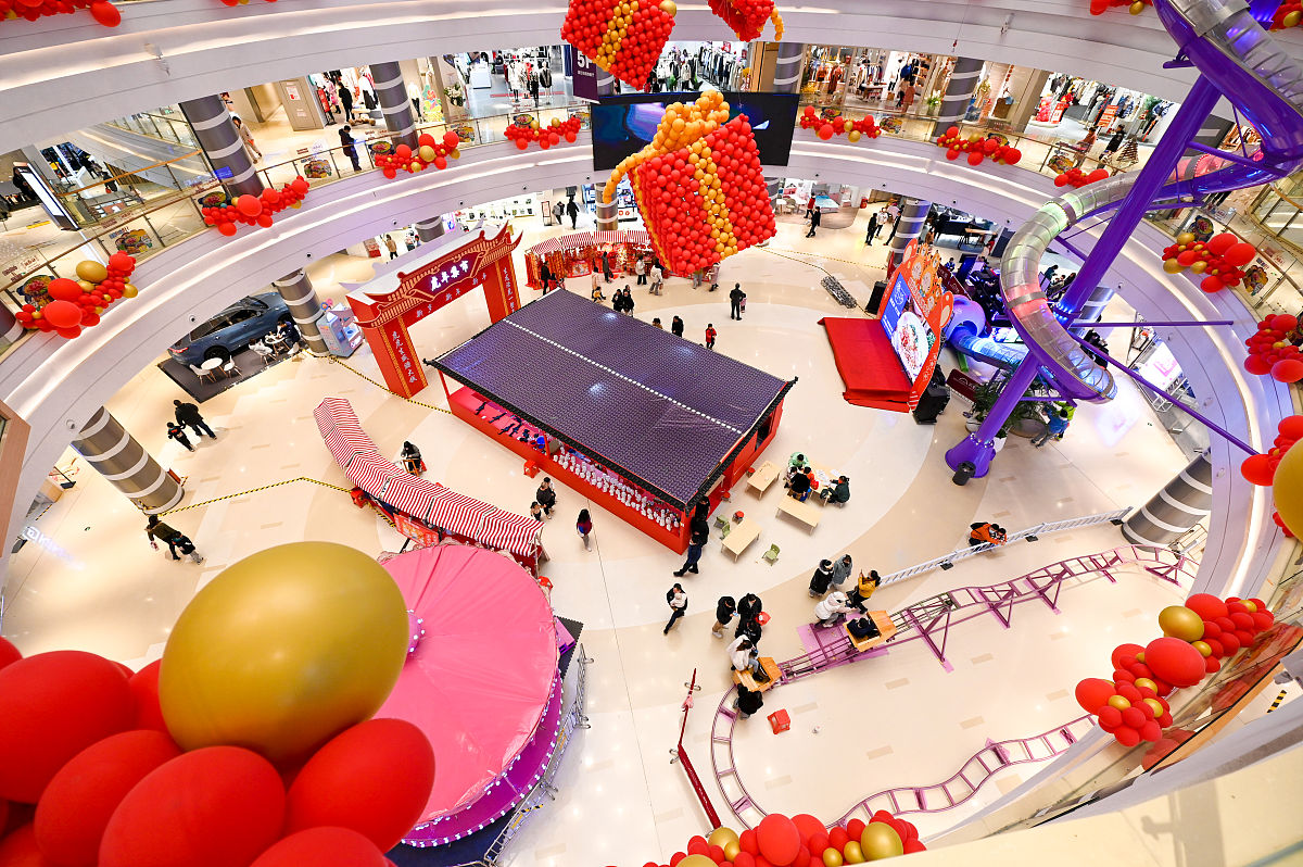 申请深圳营运区开业时间调整为3天理由如下：1、深圳地区城管管控严格没法申请外场门前促销氛围受限2、深圳营运区门店合伙人和承包店多人员支援困难3、主要竞争对手海王开业也是搞3天时间4、深圳地区工作日客流少人流主要集中在周末销售爆发期也在周末以上内容帮我具体化