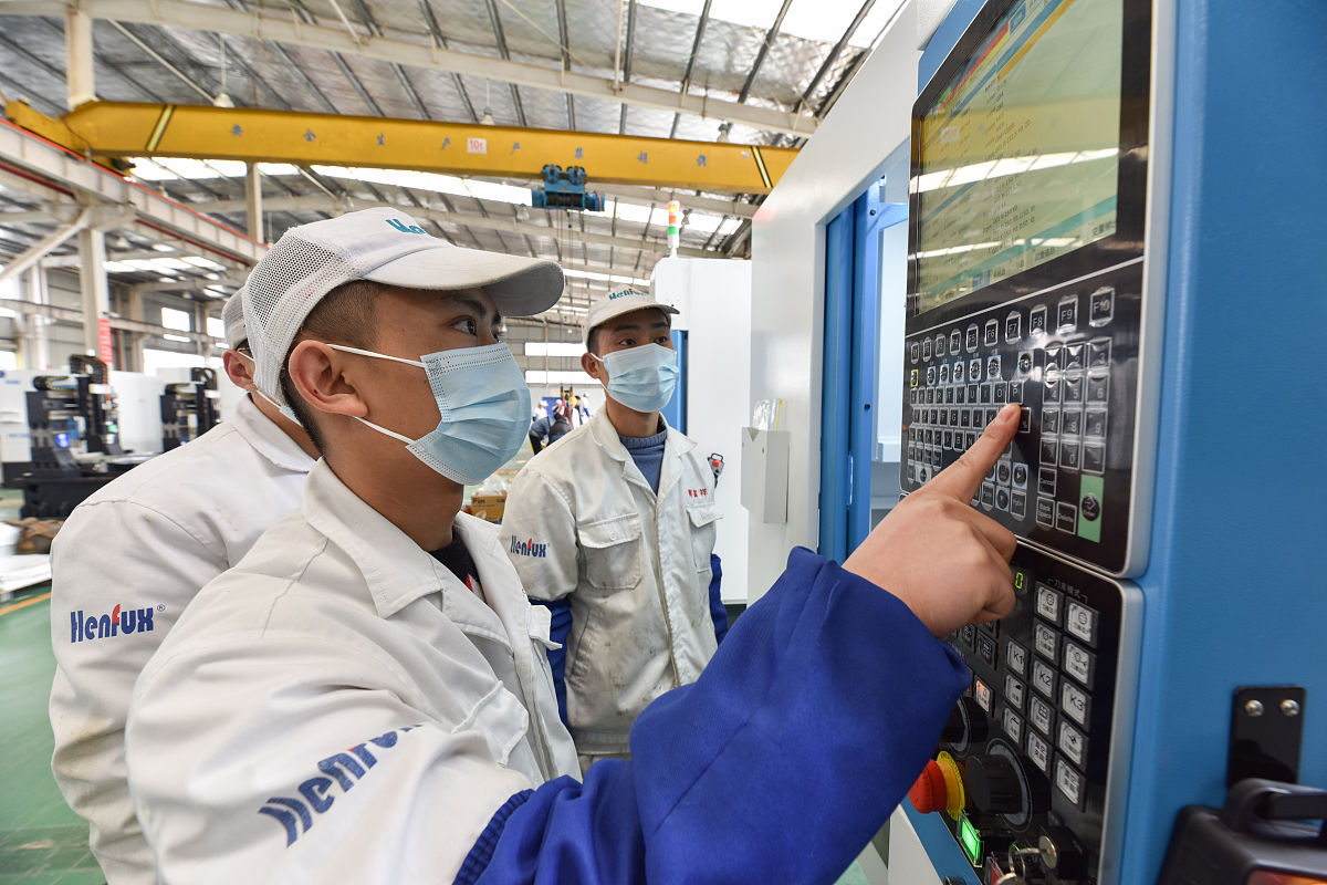 根据以下内容编写发展对象考察期间的介绍人意见：黄膺翰同志工作认真积极能完成组织交给的各项任务。在工作过程中主动学习新技术、新方法不怕困难敢于创新在低温水治理、水环境模型等领域作出创新黄膺翰同志遵纪守法作风端正为人诚信正直希望黄膺翰同志在今后的工作生活中多做自我剖析发扬自身的优势和缺点及时总结反省