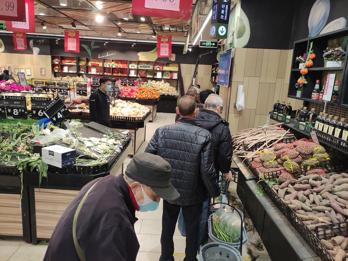 用自己的理解从优化选址位置方面论述西安钱大妈社区生鲜便利店控制成本的策略建议，不能直接抄袭他人观点和概念，不少于500字。