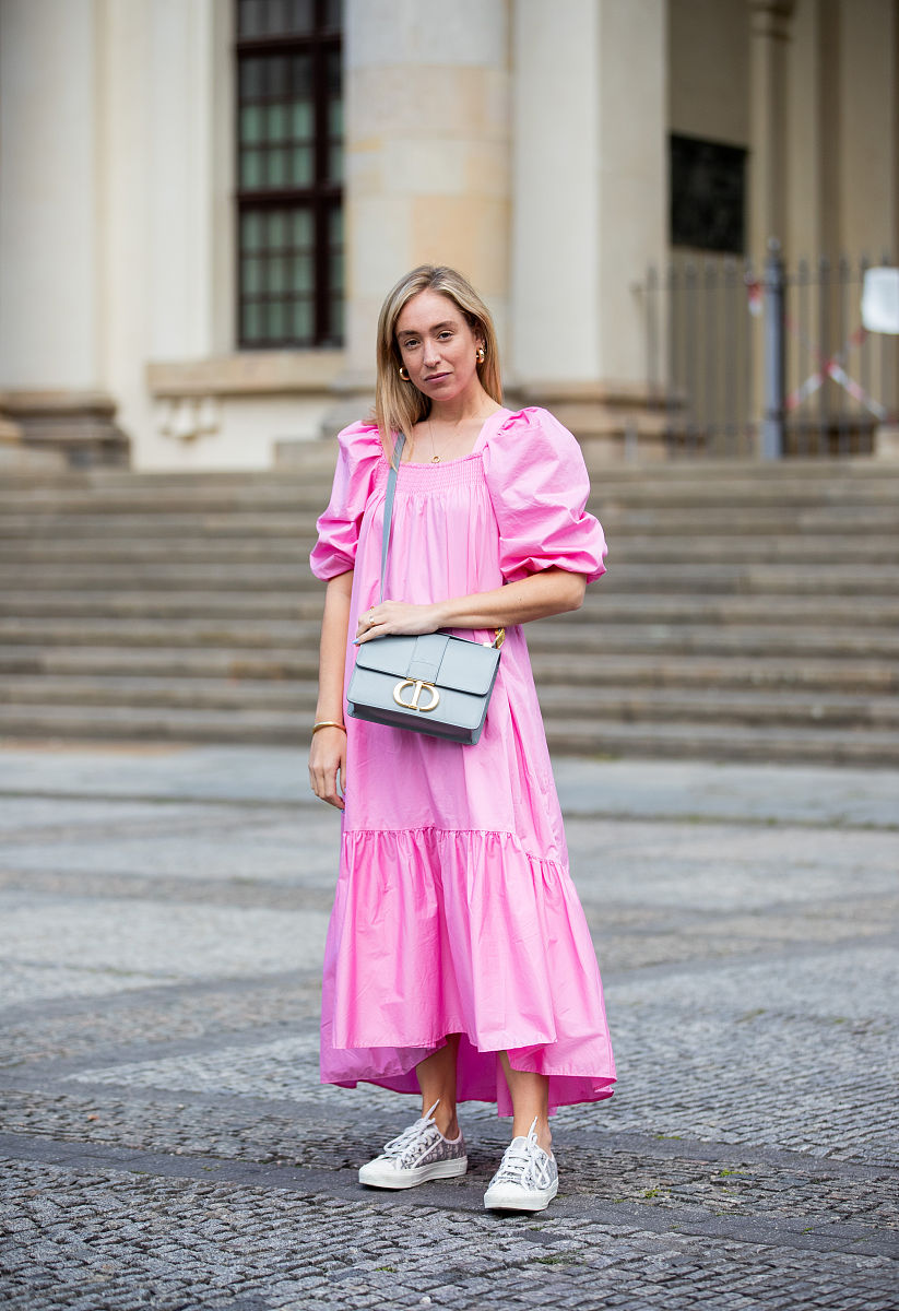 帮我撰写一篇秋季时尚简约穿搭的文案以描述服饰具体细节为主题服装类型：撞色条纹休闲卫衣、双翻领气质感简约外套、甜美粉色薄款网纱连衣裙白色娃娃领装点整体