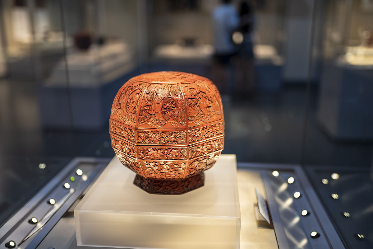 2021年9月4日,杭州,浙江博物馆"重华绮芳"宋元明清漆器艺术陈列展吸引