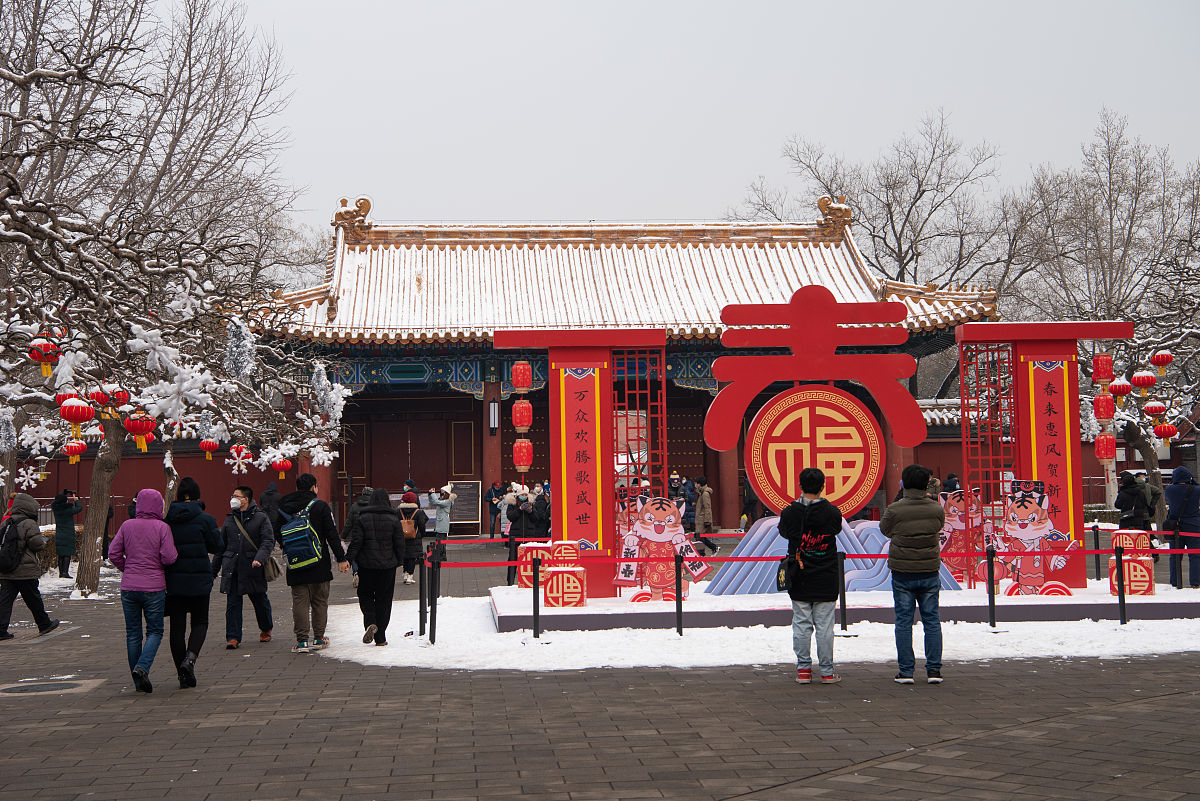 2022年1月22日,北京,雪后的景山公园,迎来一批批踏雪赏景的游人.装扮