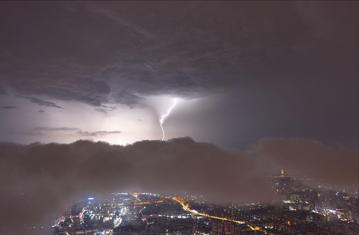 消失得最快的自然界现象不是彩虹不是海市蜃楼而是闪电。它扑闪如电光火石焚烧空气焚烧雨云如死神的歌谣。闪电哪儿也不去哪儿也收容不了它除了苍穹。雷声仅仅是闪电焚烧时的噼啪之声。请根据以上文字意境写一首诗