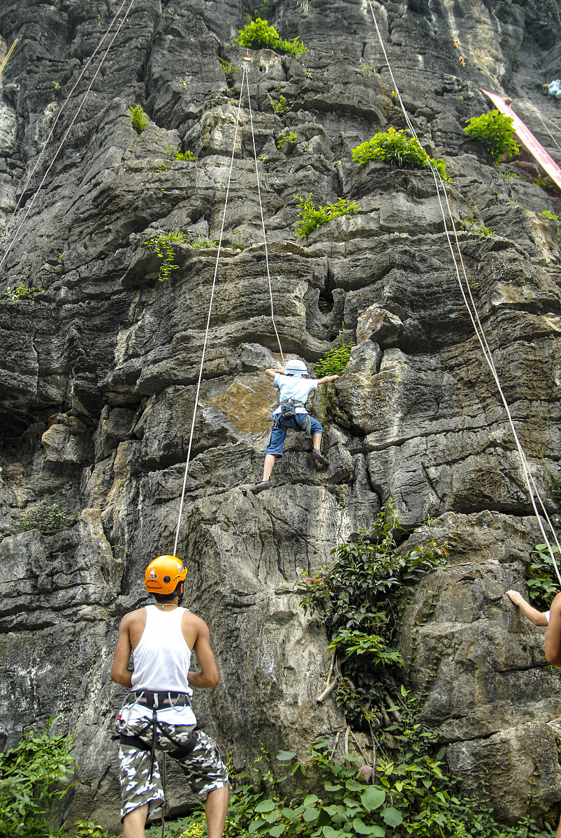 我想让你做一个旅游指南。我会把我的位置写给你你会推荐一个靠近我的位置的地方。在某些情况下我还会告诉您我将访问的地方类型。您还会向我推荐靠近我的第一个位置的类似类型的地方。我的第一个建议请求是我想去广西柳州旅行爬山请给我制定一个行程计划