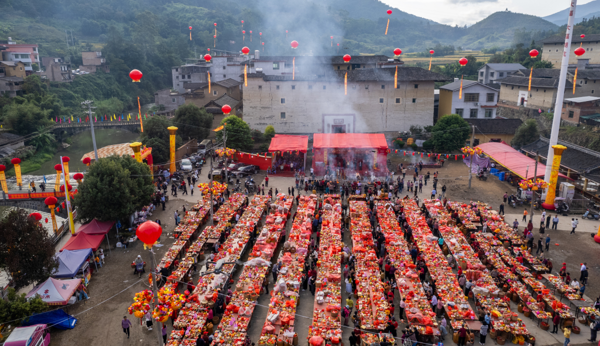 龙岩,位于福建省西部,是一座充满红色革命历史和深厚客家文化底蕴的