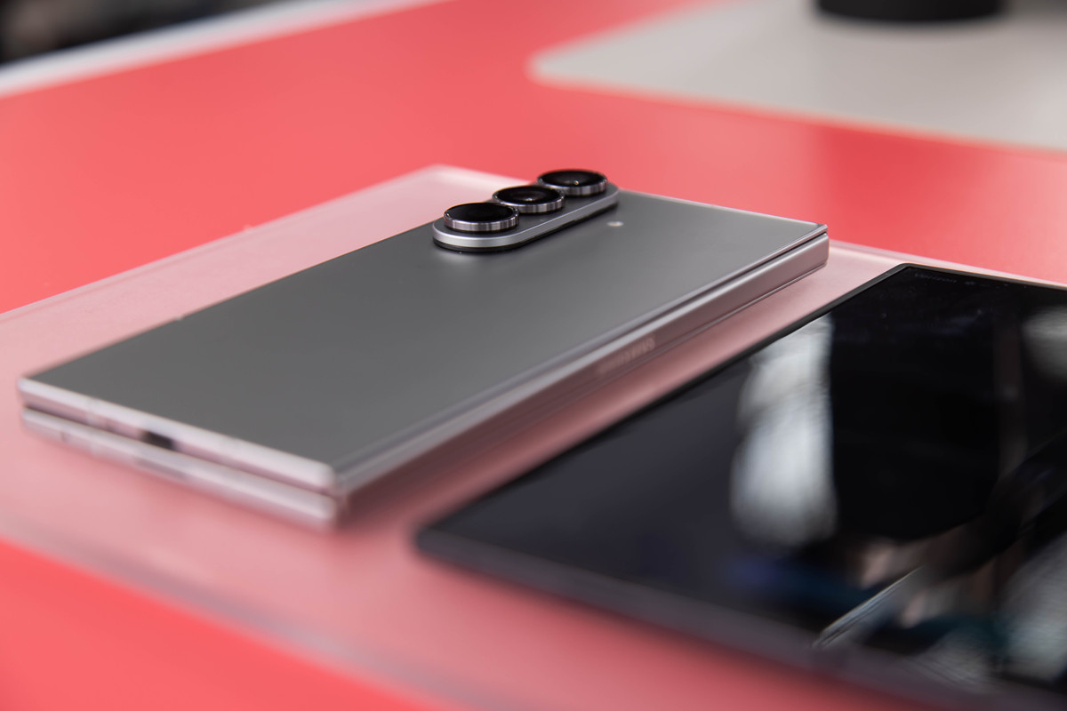 华为Mate40 RS保时捷版 vs HUAWEI Mate X3：哪款手机更适合你？