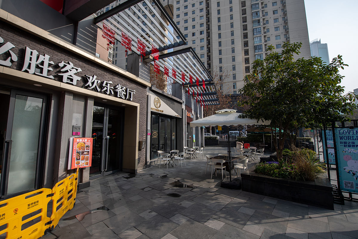 我是置业顾问怎么给客户推荐这个商铺的下面几个优点？天寰里商铺房号：2-1-130号面积：4489平总价：480万推荐理由：1入户第一间全业态2起始租金420元㎡3全落地玻璃转角铺昭示性强4赠送超大外摆