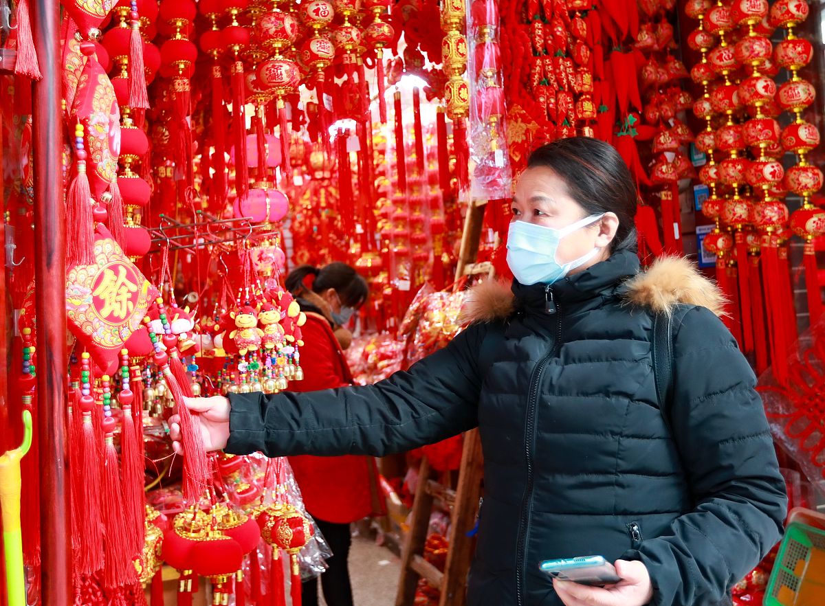 2021年1月17日,市民在武汉市硚口区汉正街采购"中国结".