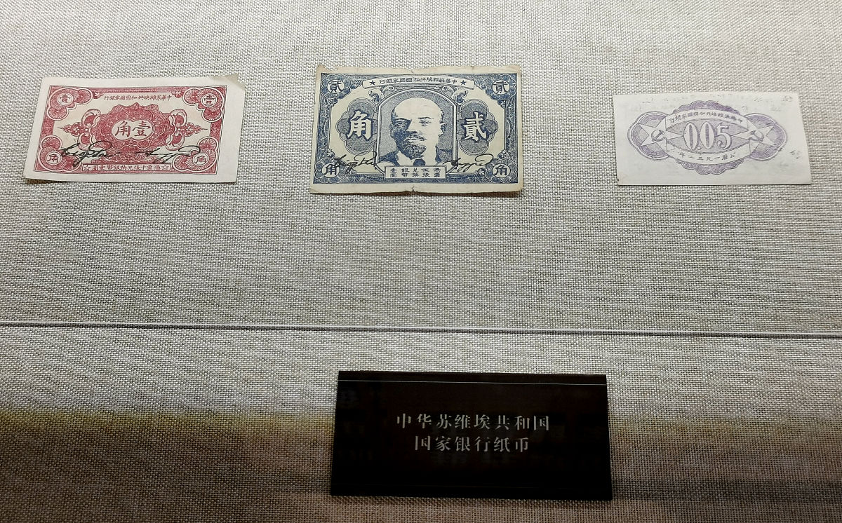 Burberry's First Logo and Signature Check Pattern: A Look at the Brand's Origins