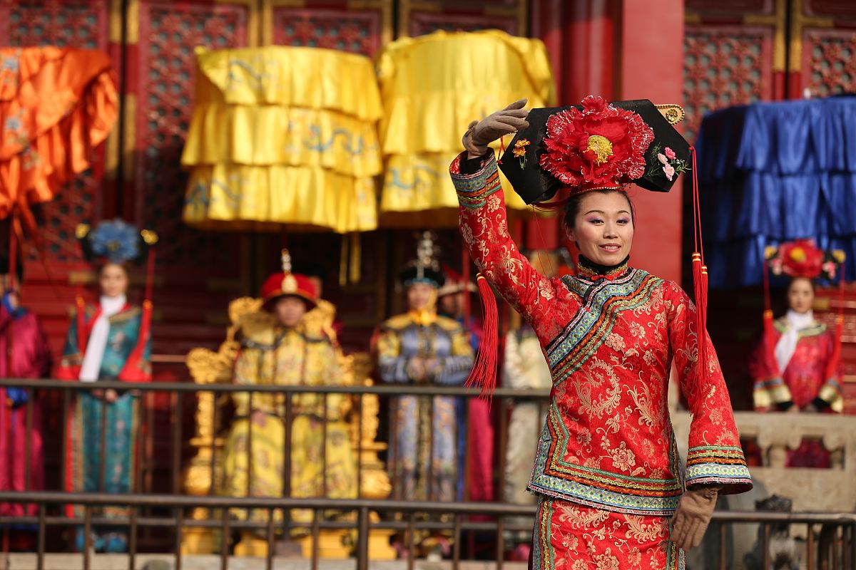 想到这里我依旧心中平静。我浅浅笑着慢慢地将手中的纸一条一条撕碎握成一团扔进了茶桌下的痰盂里。恒老夫人的怒火已经到了极点终于爆发了！她霍然站起来拿起茶桌上的盖碗狠狠摔在地上指着我大骂：钮祜禄·敏贞！你这个不知天高地厚的女子！你就不怕恒家吗？!我浅浅笑着看着恒老夫人。此时的恒老夫人丝毫没有恒家老夫人的样子像是一位市井泼妇让人看了好笑不已。她终于露出了本来的面目。这也让我更加清楚恒家对待女子绝非温柔有加