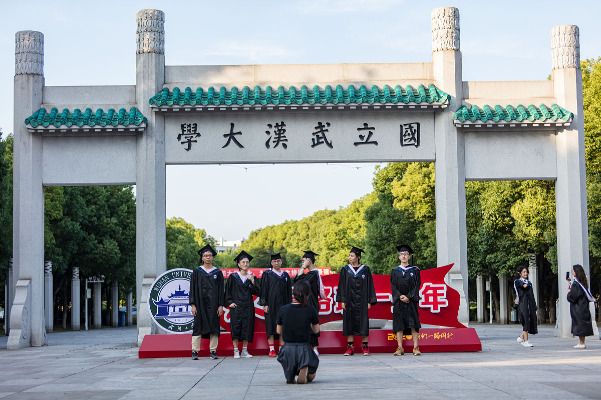 2020年6月8日,武汉大学迎来首批返校毕业生.学生在校园内合影留念.