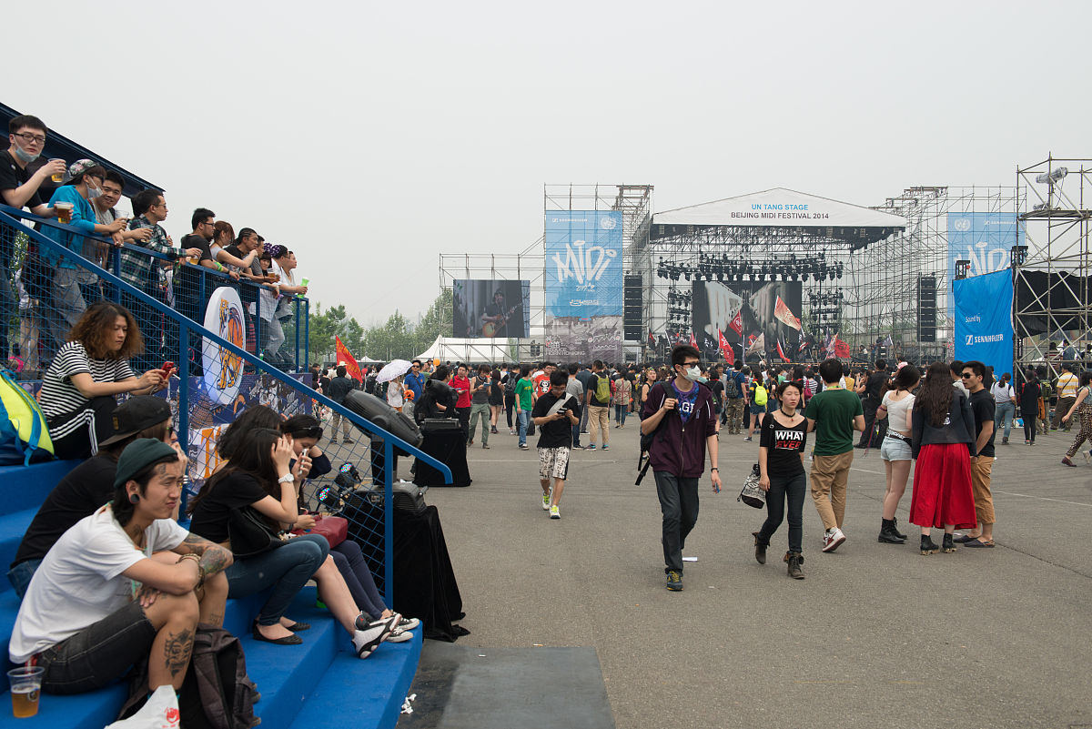 音乐节跳水：疯狂举动背后的安全风险