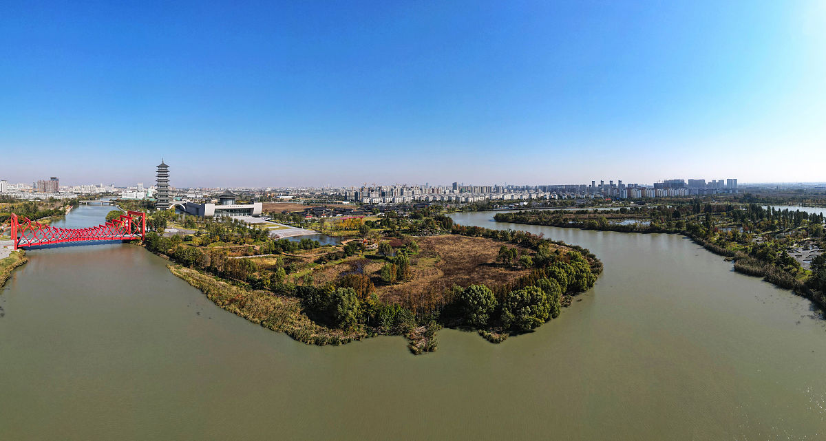 2021年11月10日,江苏省扬州市运河三湾生态文化公园初冬景色.