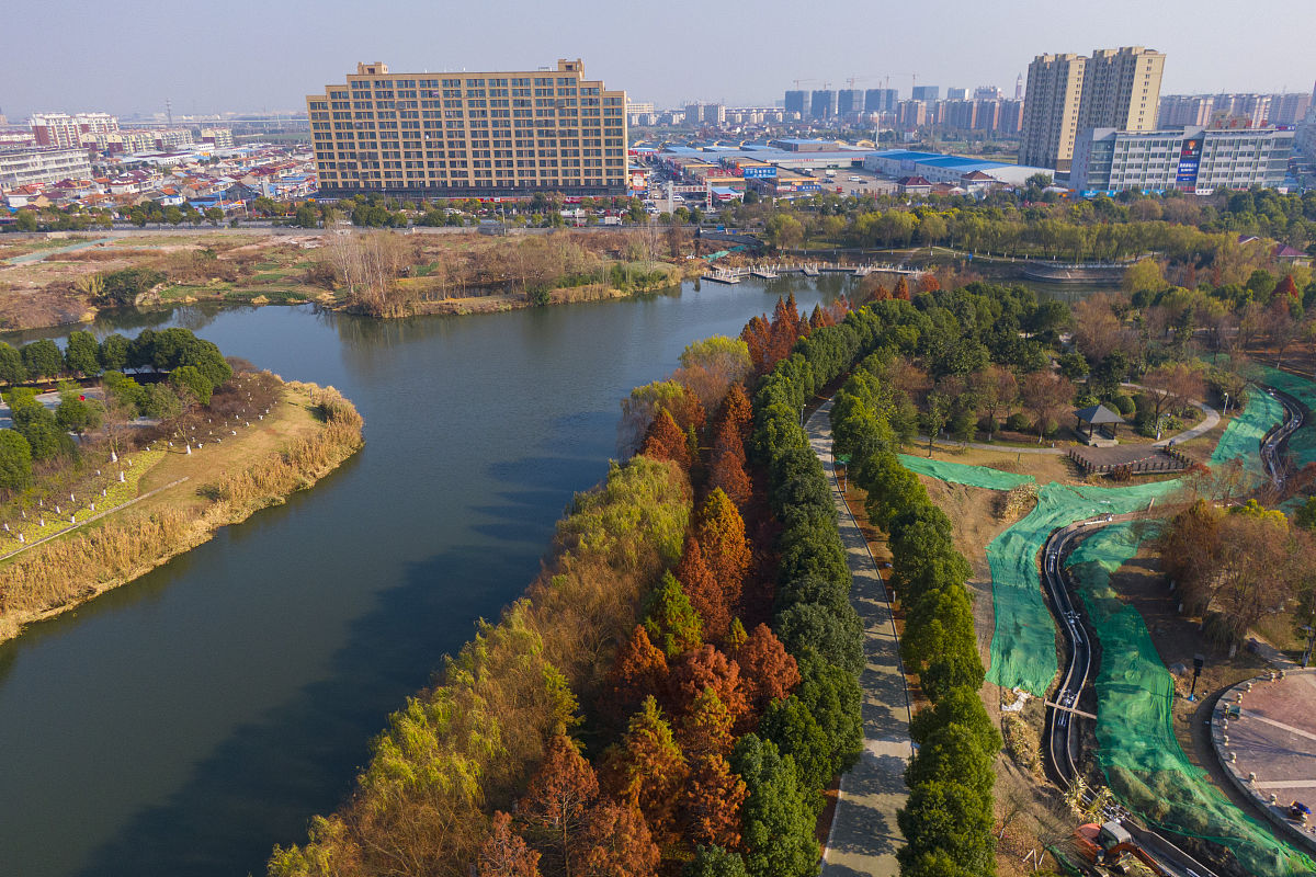 2020年12月21日,江苏南通,冬至时节航拍海安东洲公园层林尽染,色彩斑