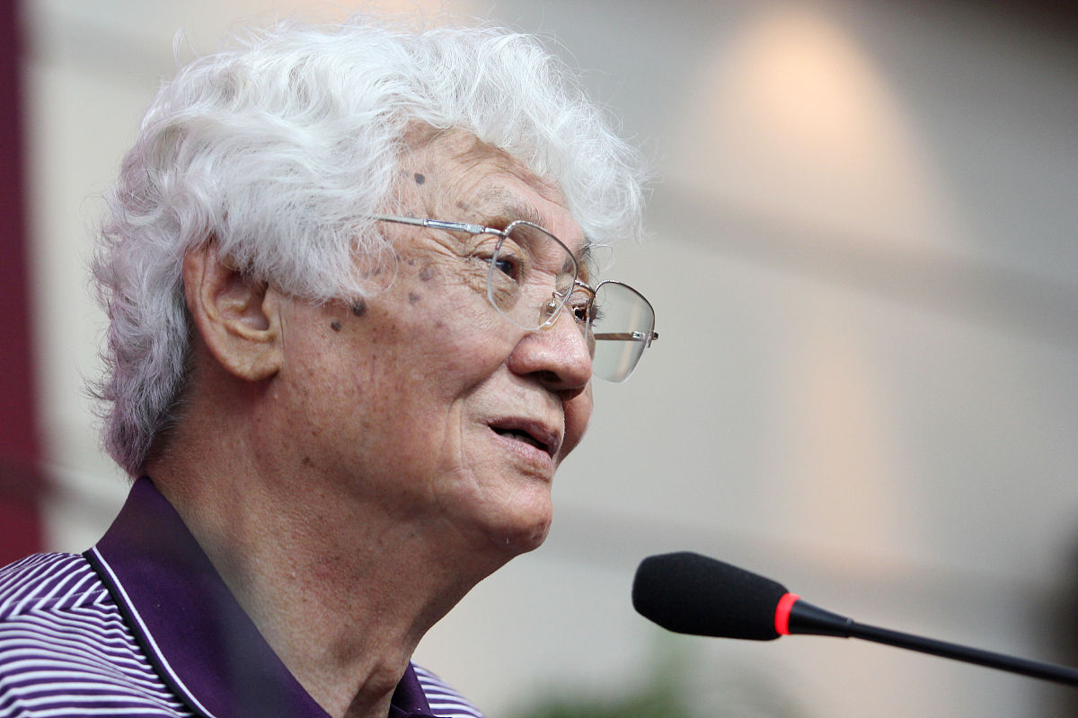 2014年6月8日, 国际知名经济学家,曾为世界新制度经济学和现代产权经