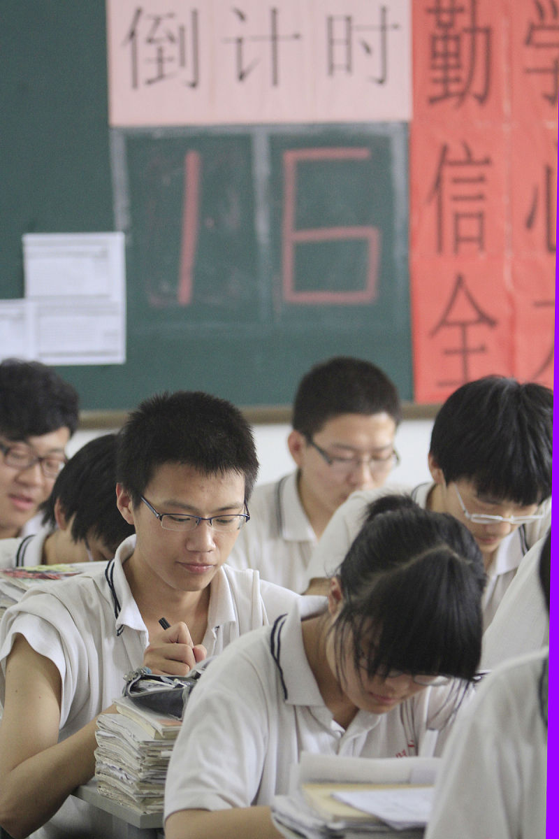 2012年5月21日,河北衡水二中的高三年级的学生正在教室内紧张复习功课