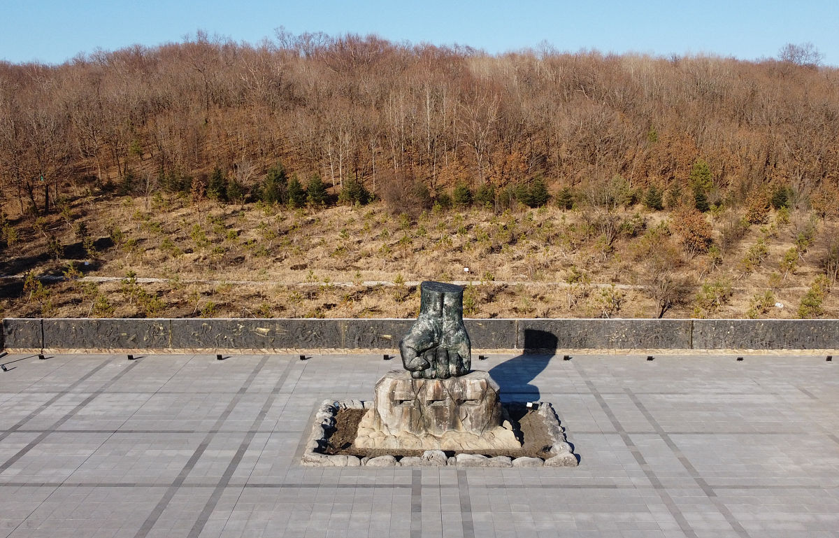 请在管理学院管理科学与工程系党支部中期建设报告中以一个阵地和四个工程为关键词提炼标题展示党支部的建设进展情况