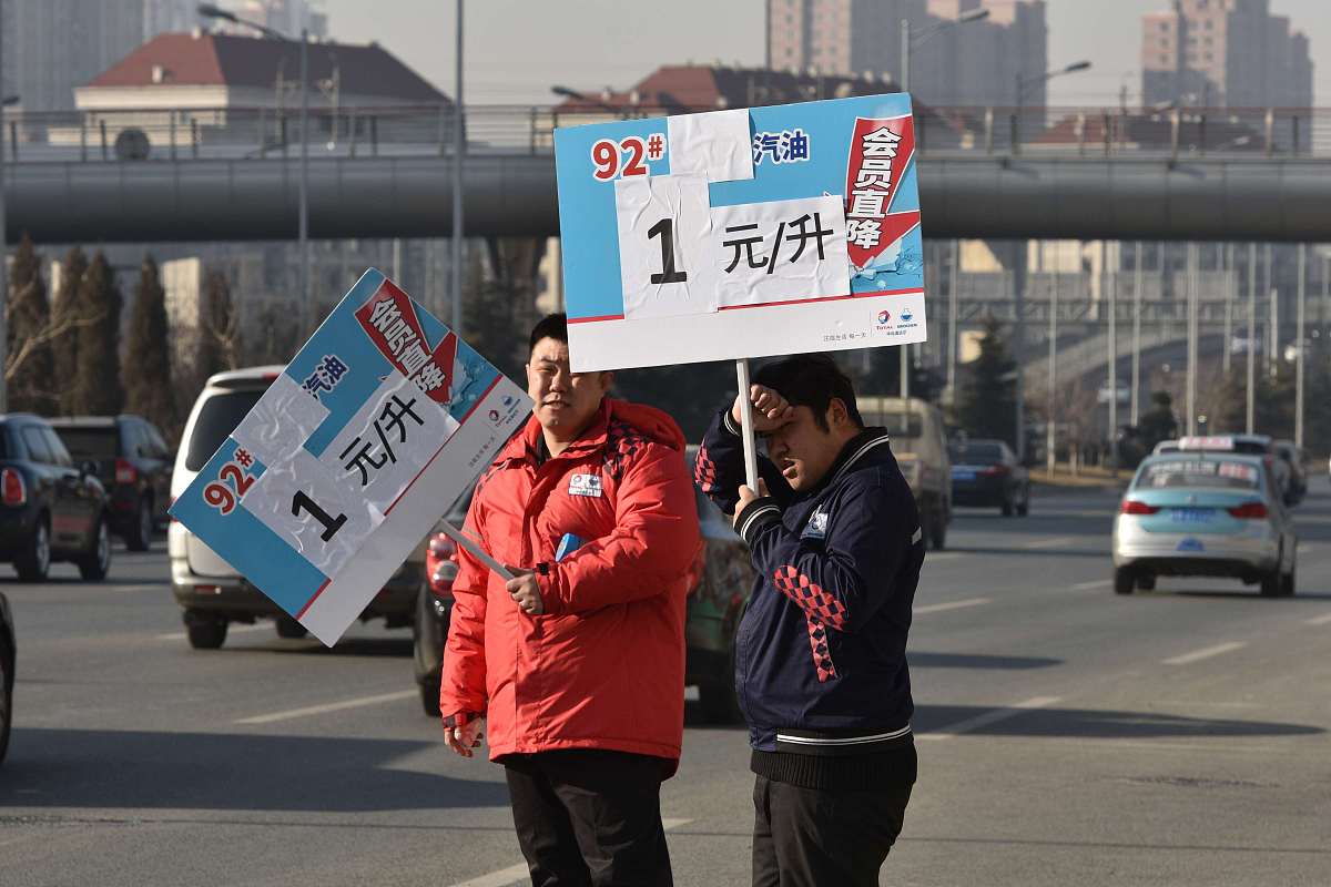 你是一个汽车销售员利用空余时间发展副业在平台个人账号上帮商家售卖谢谢大哥手举牌一个在堵车并线时拿出来向其他车主表示礼貌的产品单价十几块利润30因为刚开始卖你的销量并不高。于是你想到去线下打开销路线下摆摊需要付出体力和时间而且要付出压货成本你觉得有些风险现在的你为了提升销量会做些什么