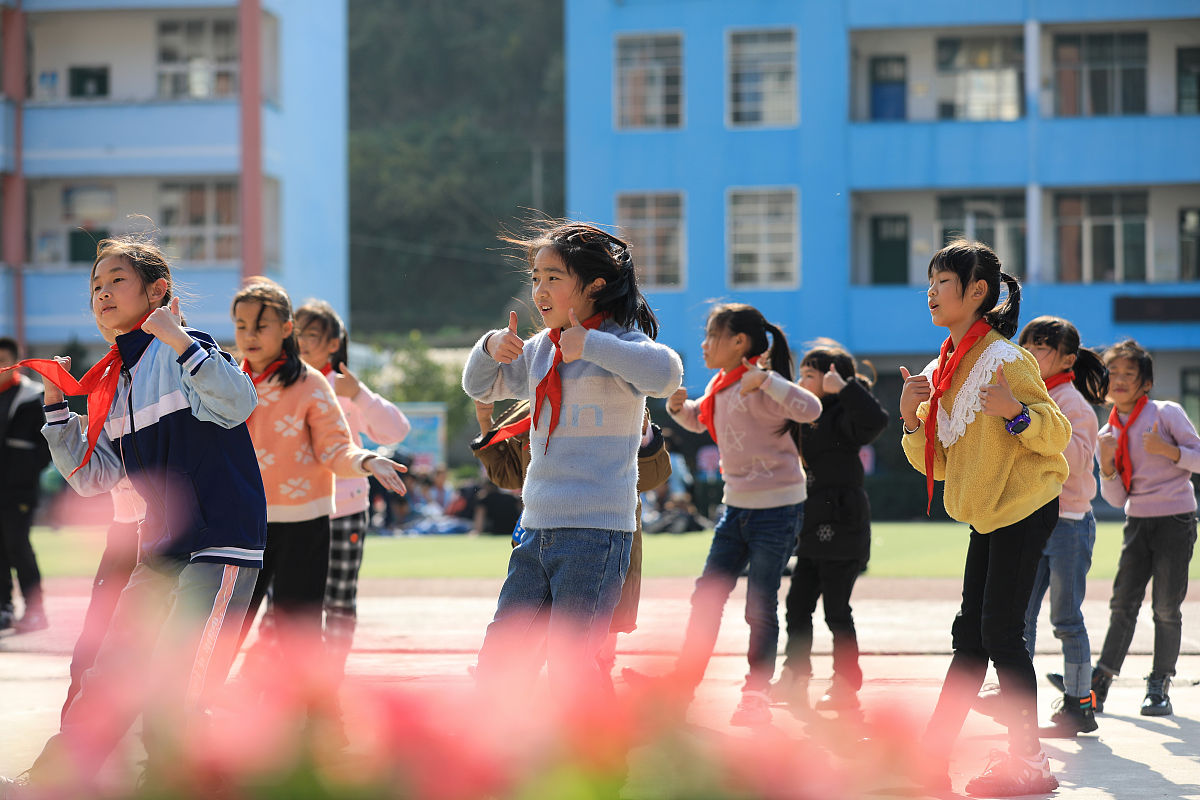 2021年12月17日,贵州省从江县刚边乡中心小学学生在练习舞蹈.
