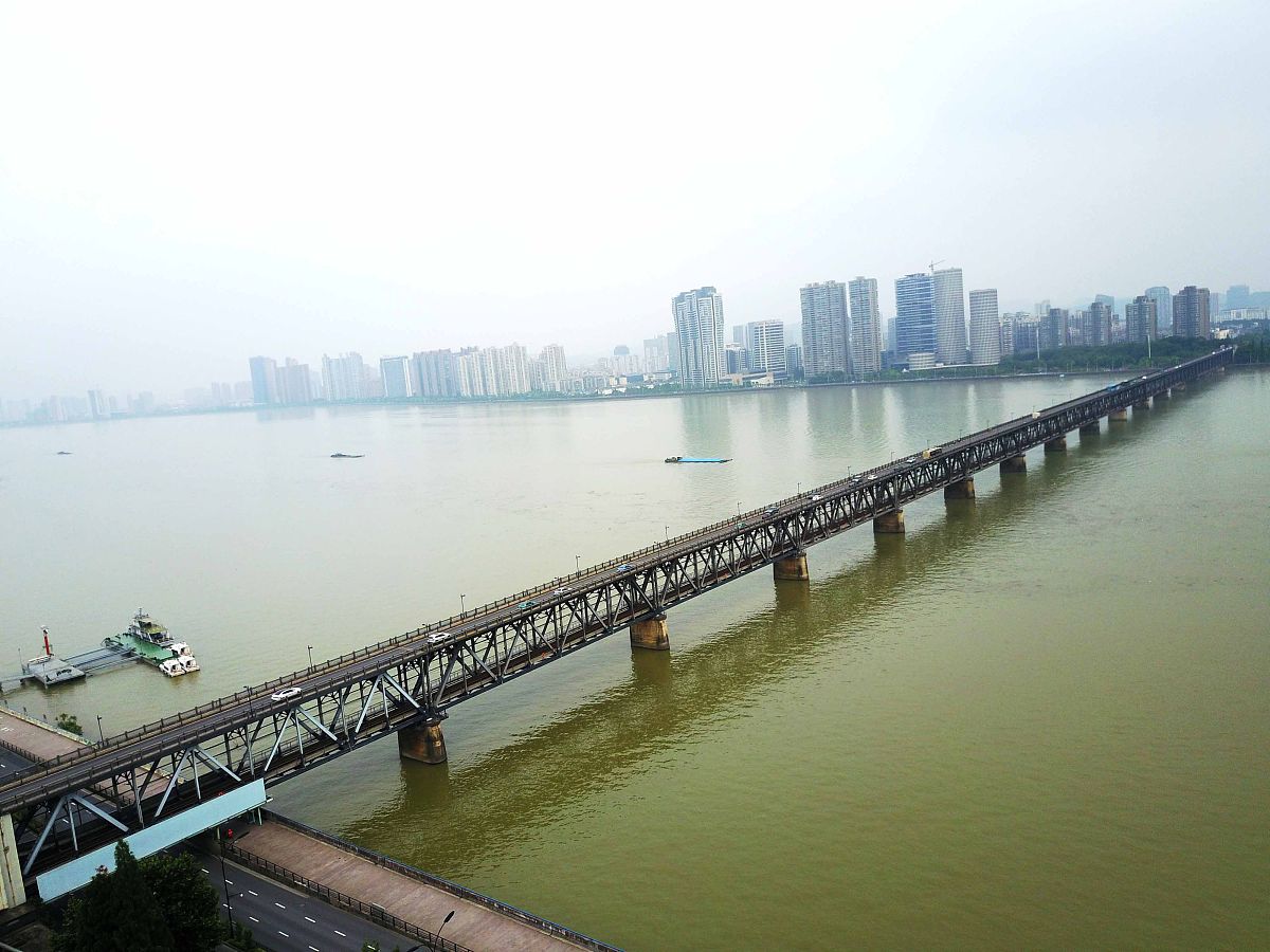 实习经历：参与跨江大桥建设，体会工程项目复杂性