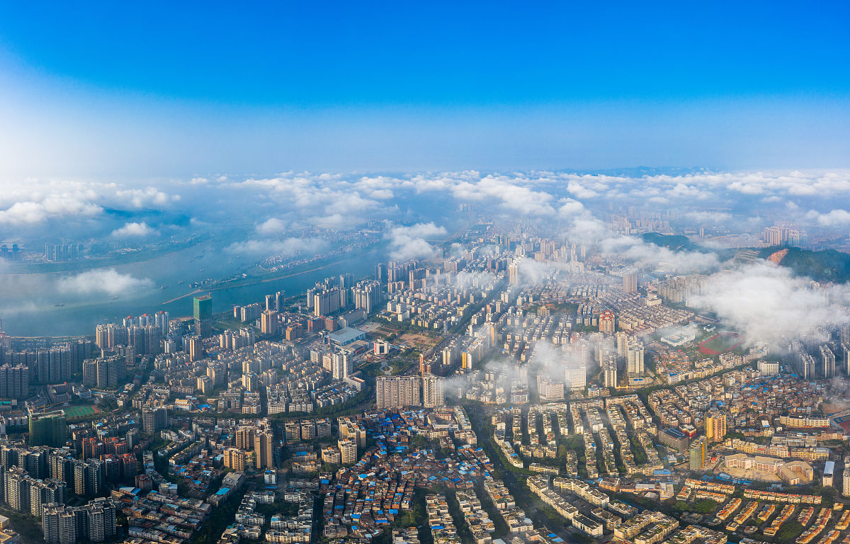 2021年9月27日清晨,广西梧州市城市上空云雾缥缈,仙境如画景观.