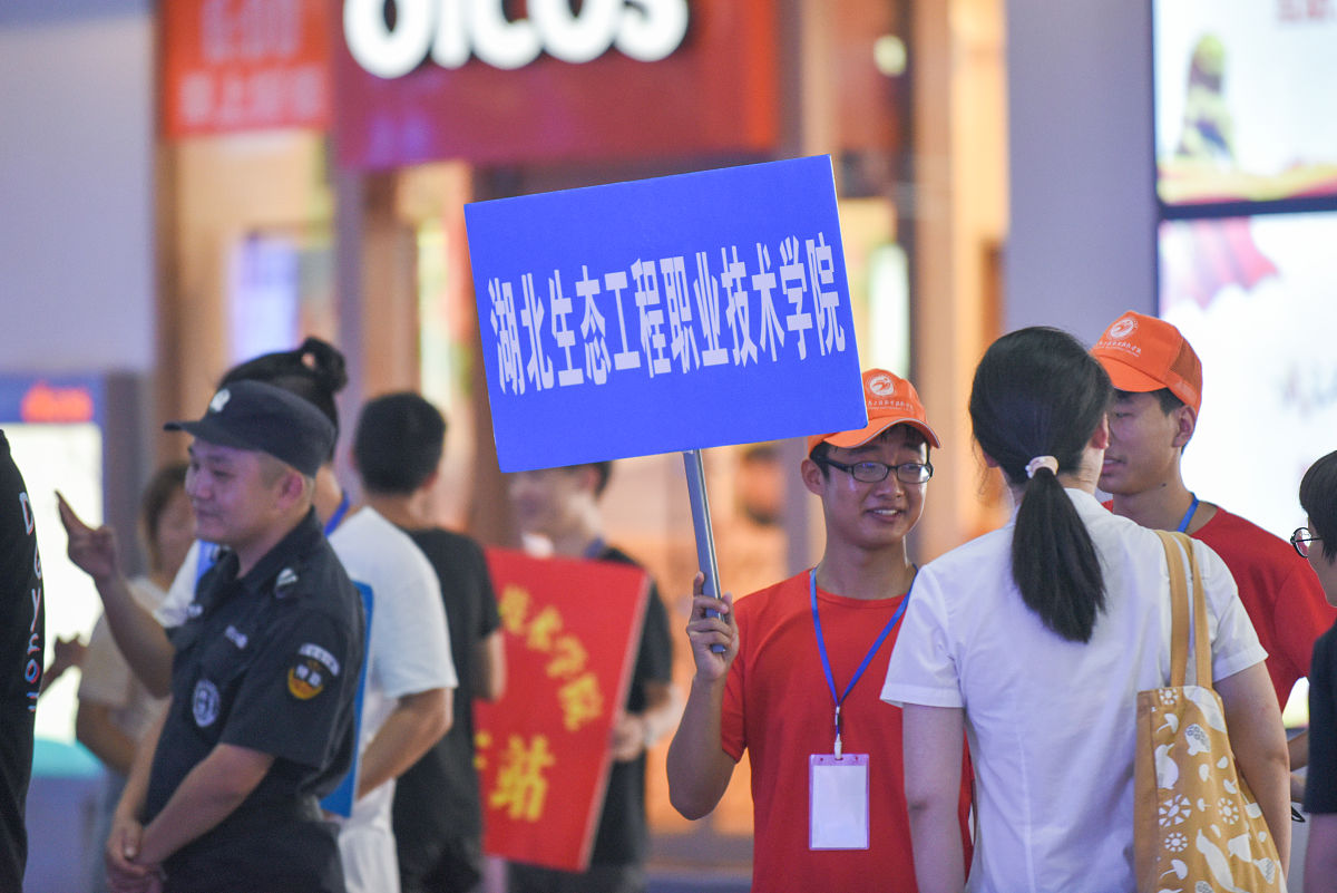 高铁站接人手举牌想几句文案要有抛夫弃子几字