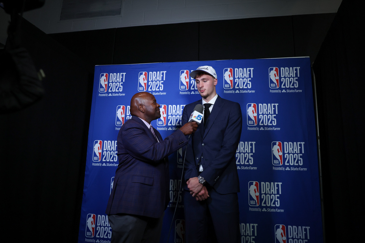 could you tell me a detailed paragraph(200 words) why Tim Duncan wants to be assistant coach of spur