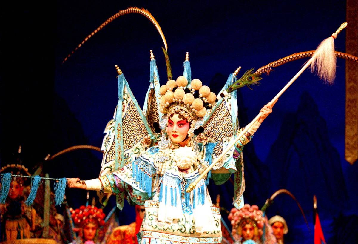 戏曲说出戏曲主人公、故事情节和表现的主题用245字帮我详细描述