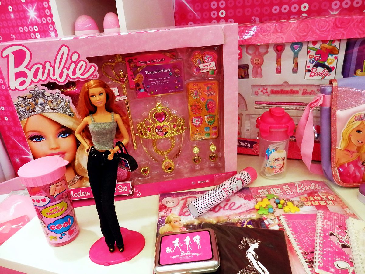 缩短以下文章到700字：时尚 《芭比》上映带火了Barbiecore风潮？在经过了一系列铺天盖地的宣传之后由Margot Robbie、Ryan Gosling主演的电影《芭比》终于在今日上映了。自去年《芭比》开拍以来粉色风暴便开始席卷全球。前有Chanel以芭比为灵感推出2024早春度假系列；后有Dua Lipa联合Versace直接把芭比衣橱搬上了秀场。Barbiecore芭比风显然已成为当