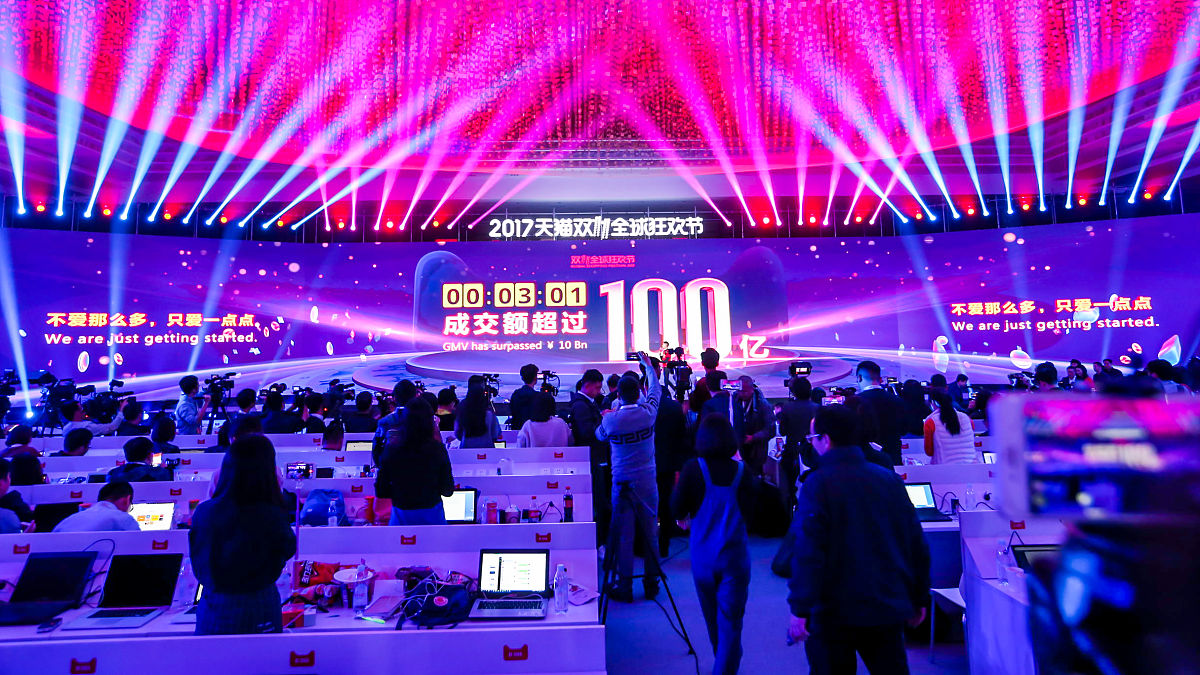 2017年11月11日,上海,天猫双11开场仅3分01秒,销售额破100亿元.