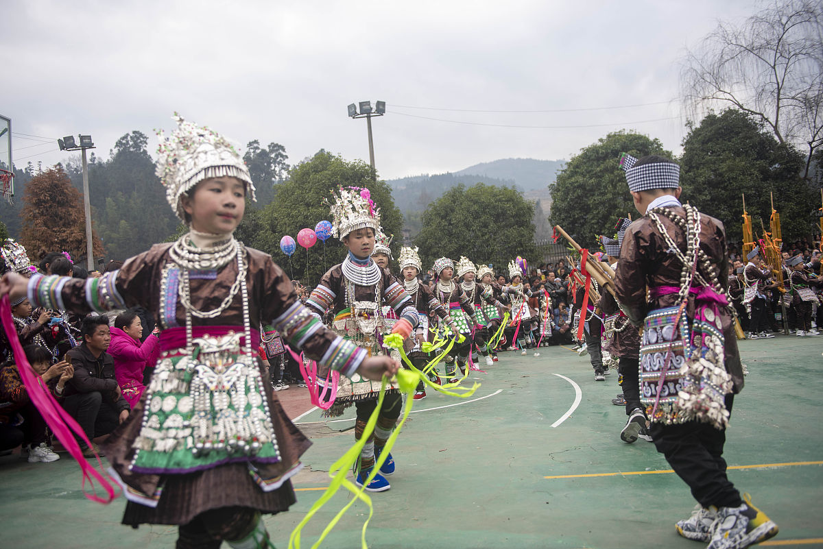 2022年1月4日,贵州省从江县丙妹镇大洞小学的苗族学生在参加芦笙舞表